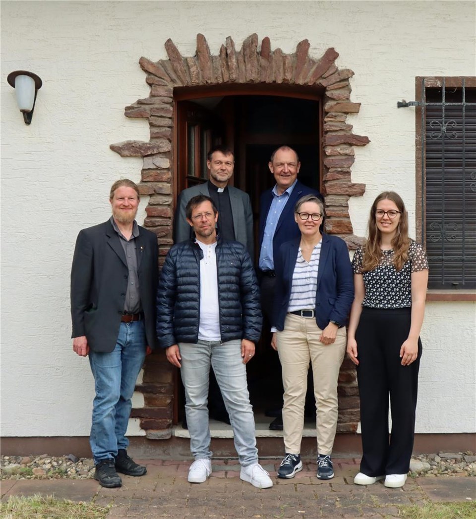 Schlüsselübergabe des alten Pfarrhauses in Altenhaßlau